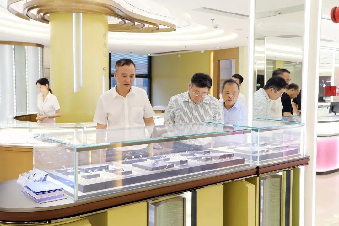 《中(zhōng)國黃金報》社長陶明浩一(yī)行莅臨金至福考察指導