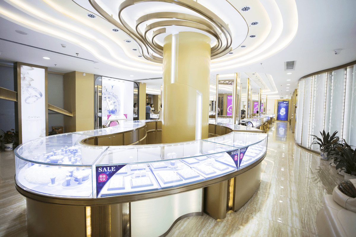2018年8月，金至福運營中(zhōng)心全面升級，鑲嵌現貨服務中(zhōng)心擴展至4000平方，建立品牌形象示範展廳